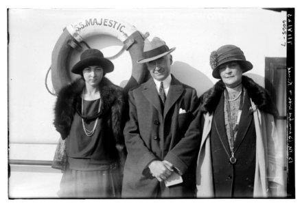 B.M. Baruch, wife & Renee LCCN2014716543