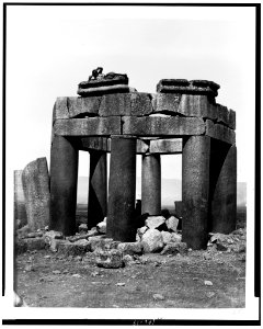 Baalbec. Ruins of a mosque. Porphyry columns - Bonfils. LCCN92513474