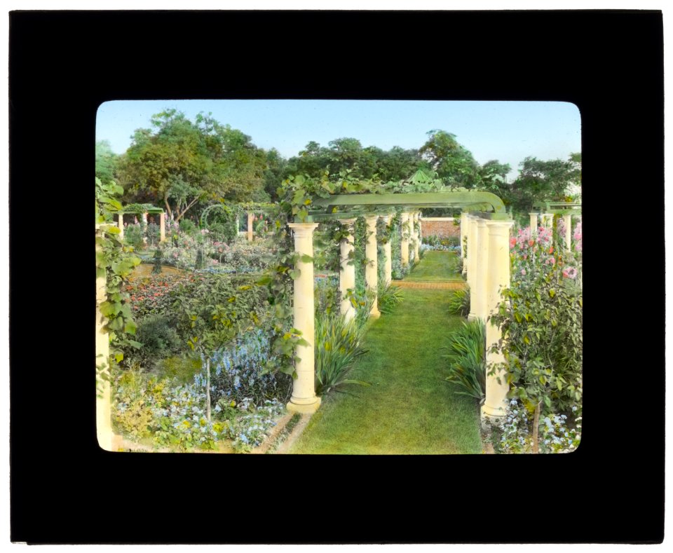 Ballyshear, Charles Blair MacDonald house, Shinnecock Hills, Southampton, New York. Flower garden pergola LCCN2008675747