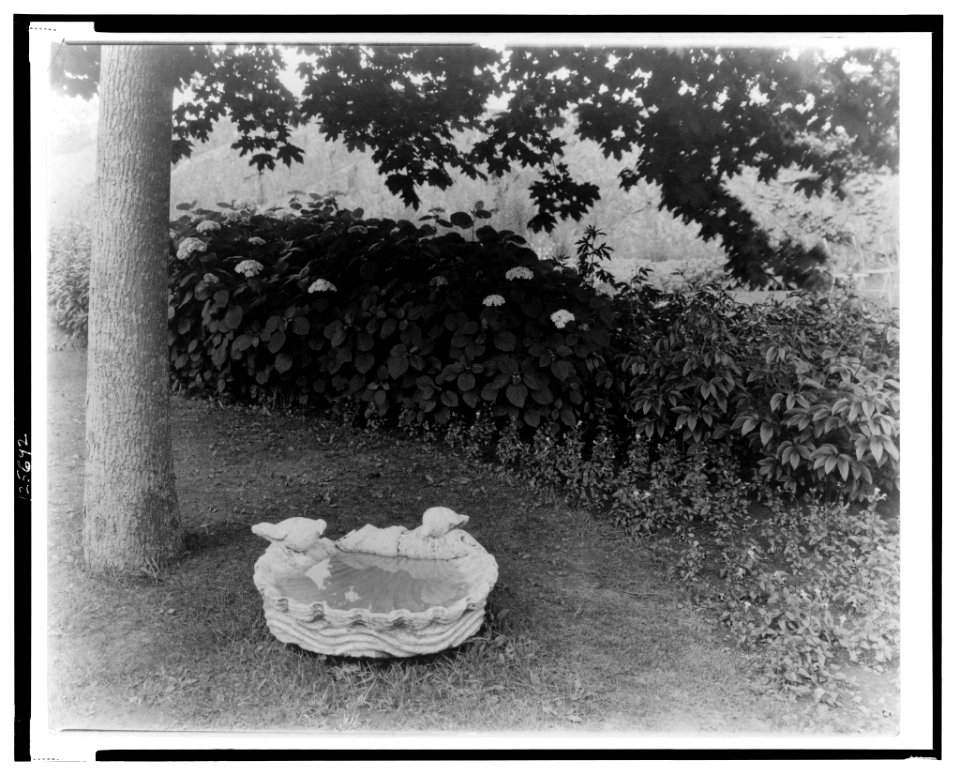 Beacon Hill House, Arthur Curtiss James house, Beacon Hill Road, Newport, Rhode Island. Birdbath LCCN00651340
