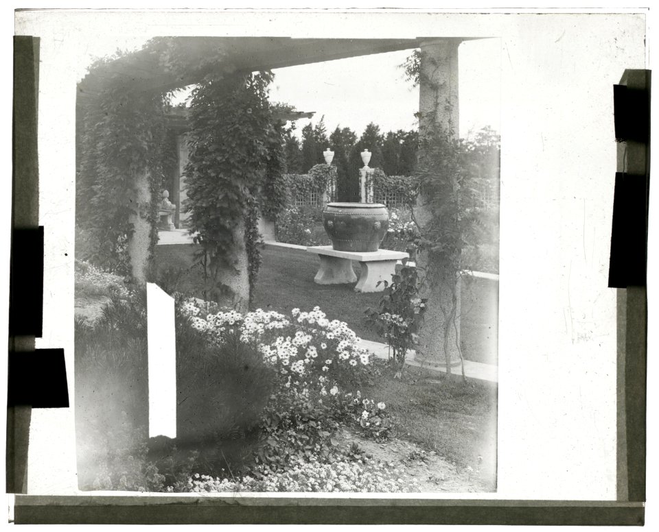 Beacon Hill House, Arthur Curtiss James house, Beacon Hill Road, Newport, Rhode Island. Blue Garden, view from behind the pergola at south end LCCN2008680121
