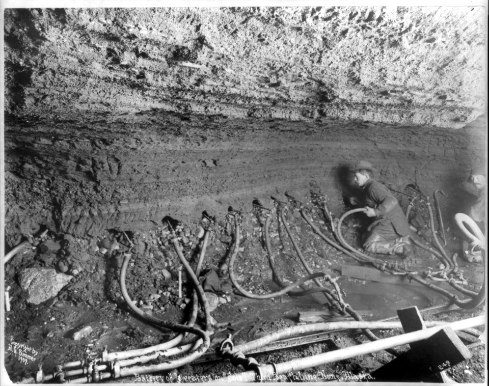 Battery of 'sweaters' on 'Solo', 3rd beach line, Nome, Alaska LCCN2007678208