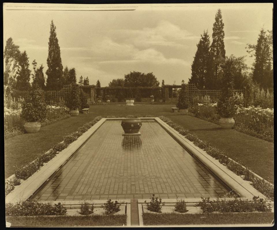 Beacon Hill House, Arthur Curtiss James house, Beacon Hill Road, Newport, Rhode Island. Blue Garden, reflecting pool LCCN00651336