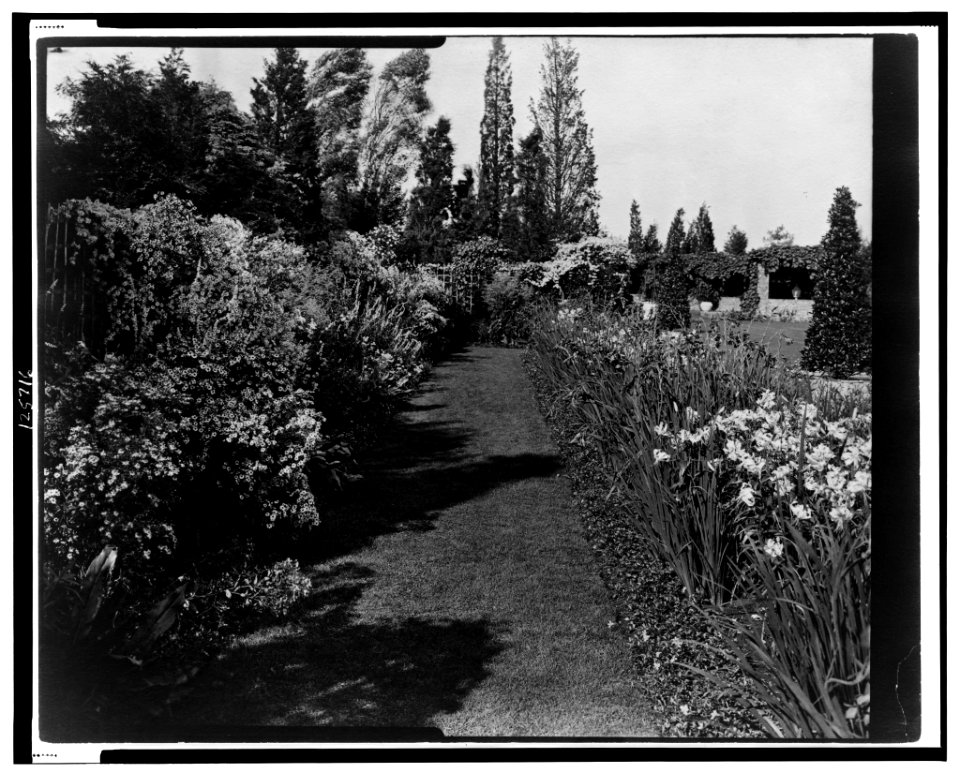 Beacon Hill House, Arthur Curtiss James house, Newport, Rhode Island. Blue Garden flower border LCCN00651327