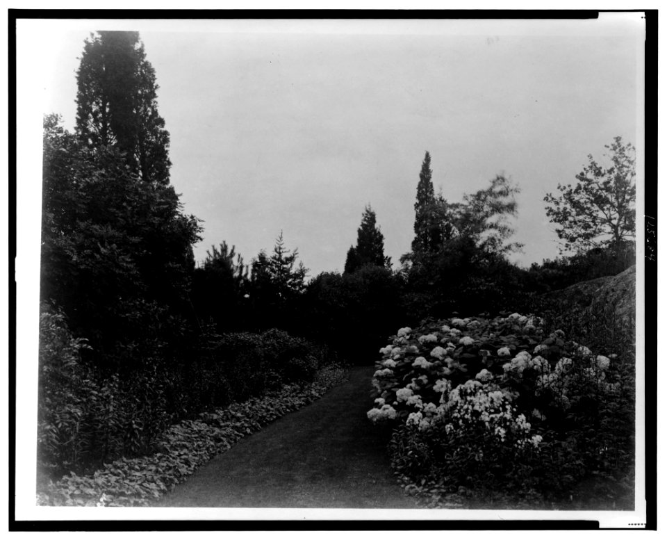 Beacon Hill House, Arthur Curtiss James house, Beacon Hill Road, Newport, Rhode Island. Garden pathway below house LCCN00651341