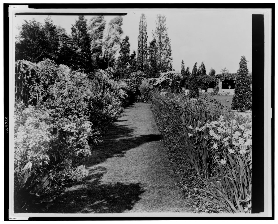 Beacon Hill House, Arthur Curtiss James house, Newport, Rhode Island. Blue Garden flower border LCCN00651326