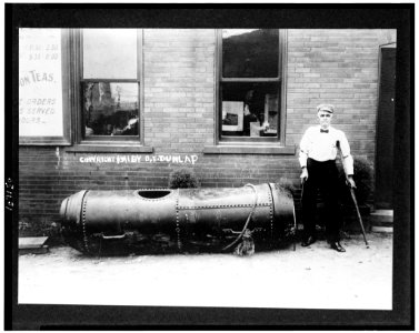 Bobby Leach and his barrel LCCN93502920
