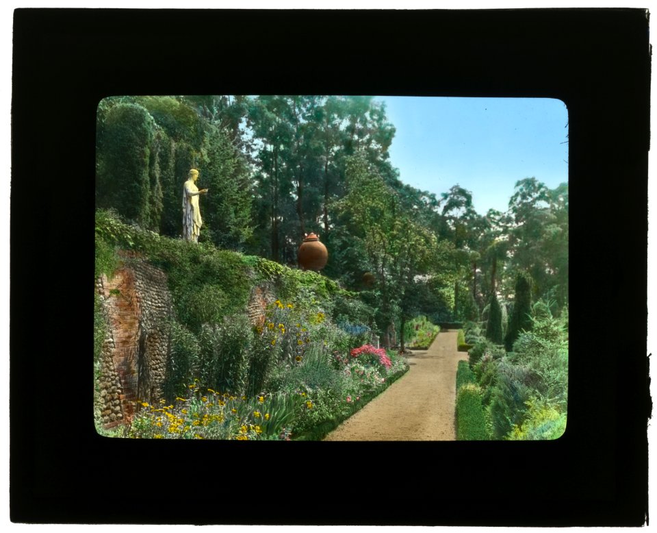 Burrwood, Walter Jennings house, Cold Spring Harbor, New York. Sunken garden and pathway LCCN2007685901