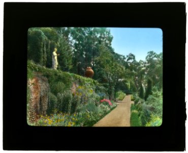 Burrwood, Walter Jennings house, Cold Spring Harbor, New York. Sunken garden and pathway LCCN2007685901
