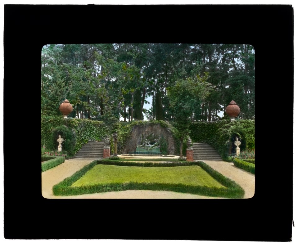 Burrwood, Walter Jennings house, Cold Spring Harbor, New York. Sunken garden and fountain LCCN2007685903