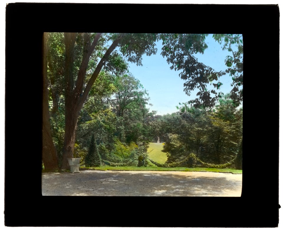 Claraben Court, Benjamin Stern house, Roslyn Harbor, New York. View from drive LCCN2008675743