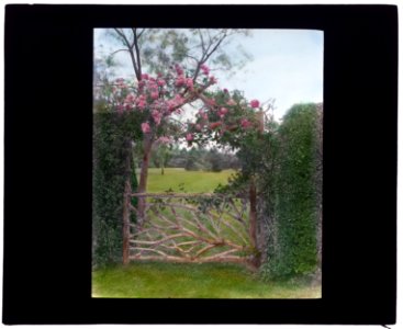 Claverack, Colonel Thomas Henry Barber house, Halsey Neck Lane, Southampton, New York. Rustic gate LCCN2007685922