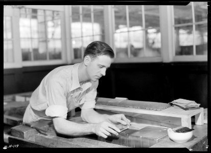 D. W. Jones, Route ^5, Kingsport, Tennessee. Mr. Jones is shown here gilding, or laying gold, at the Kingsport... - NARA - 532737