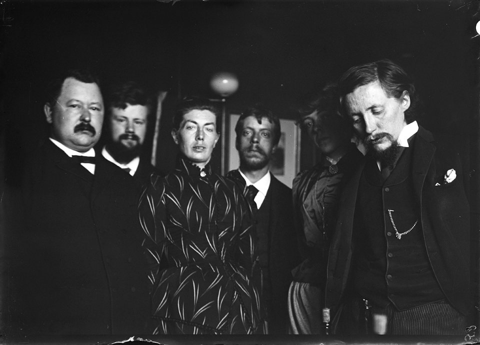 De Tachtigers v.l.n.r. Willem Versluys, Hein Boeken, Annette Versluys-Poelman, Charles van Deventer, Mieb Pijnappel en Willem Kloos