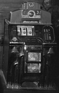 DIXIE BELLE 5 cent Slot Machine in September 1938 (cropped)