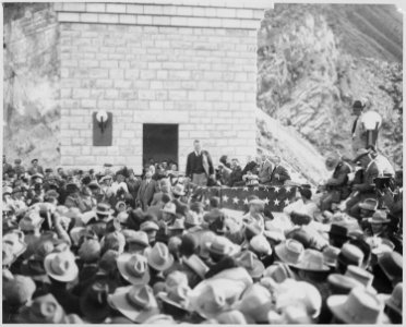 Dedication ceremonies of Roosevelt Dam (Arizona Territory), Col. Roosevelt speaking, March 18, 1911. By Lubkin - NARA - 531561