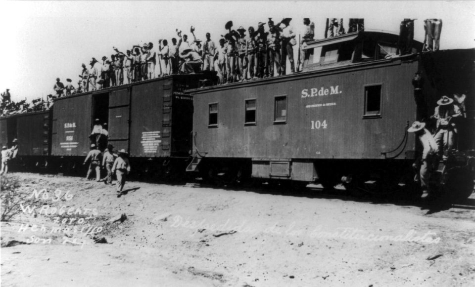 despedido de los constitucionalistas (fired from the constitutionalists), Soldiers standing on top of railroad cars, of S.P.deM. train, during the Mexican revolution LCCN93515622 (cropped)