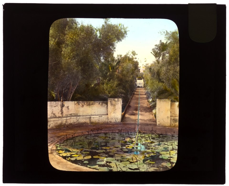 El Fureidis, James Waldron Gillespie house, Parra Grande Lane, Montecito, California. Circular ornamental pool LCCN2007685007