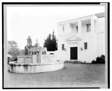 El Fureidis, James Waldron Gillespie house, Parra Grande Lane, Montecito, California. Fountain at entrance LCCN2004669760