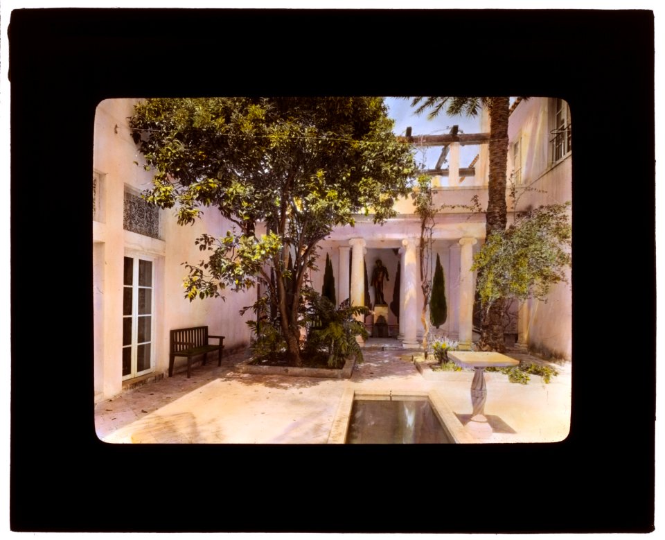 El Fureidis, James Waldron Gillespie house, Parra Grande Lane, Montecito, California. Interior court LCCN2007684893