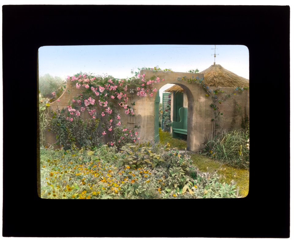 Gray Gardens, Robert Carmer Hill house, Lily Pond Lane, East Hampton, New York. East gate to tool house LCCN2012646127