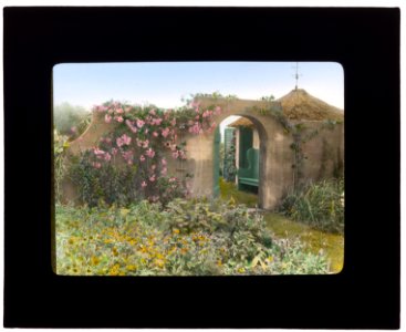 Gray Gardens, Robert Carmer Hill house, Lily Pond Lane, East Hampton, New York. East gate to tool house LCCN2012646127