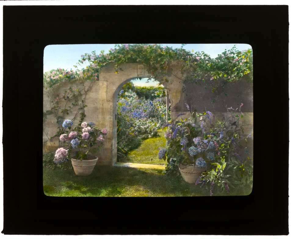 Gray Gardens, Robert Carmer Hill house, Lily Pond Lane, East Hampton, New York. Northeast gate to garden LCCN2007685909