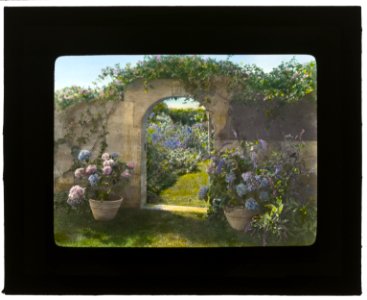 Gray Gardens, Robert Carmer Hill house, Lily Pond Lane, East Hampton, New York. Northeast gate to garden LCCN2007685909