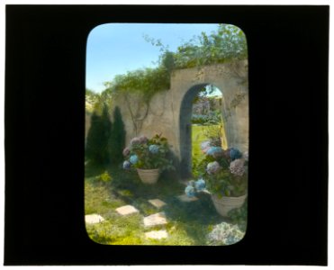 Gray Gardens, Robert Carmer Hill house, Lily Pond Lane, East Hampton, New York. Northwest gate to garden LCCN2008675758