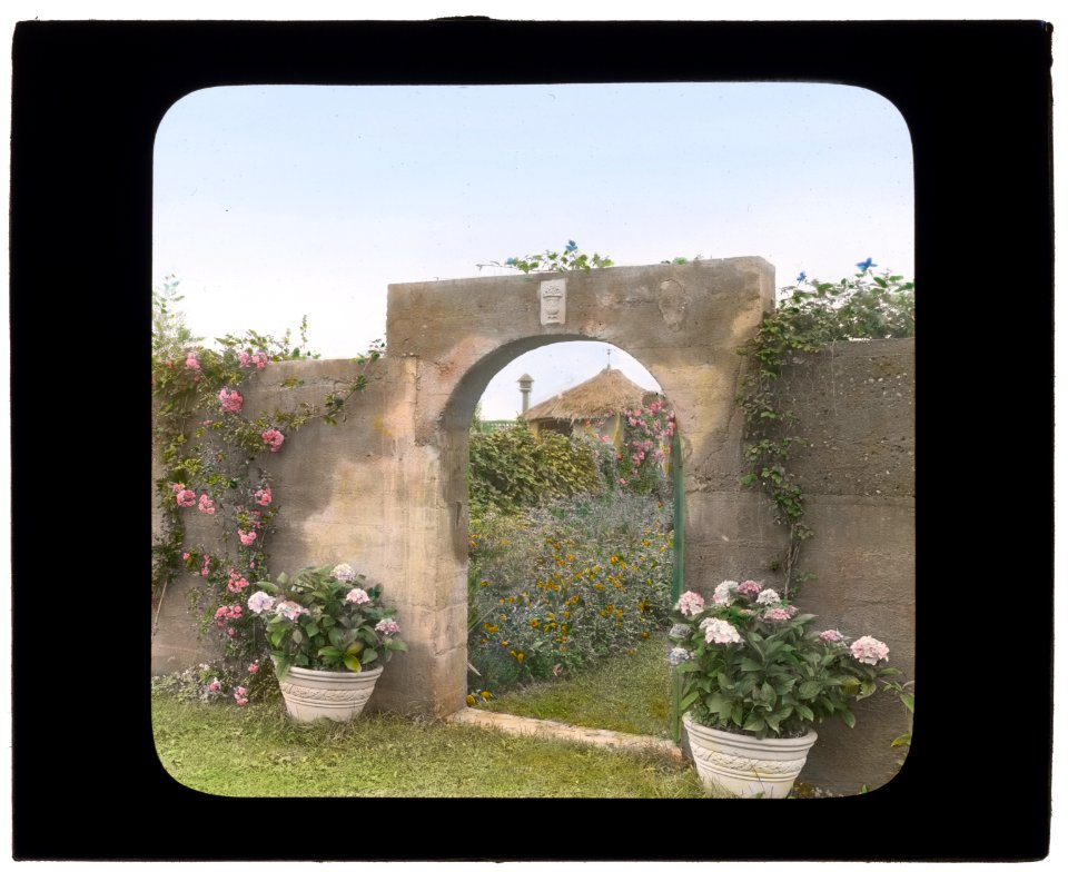 Gray Gardens, Robert Carmer Hill house, Lily Pond Lane, East Hampton, New York. Northeast gate to garden LCCN2008675760