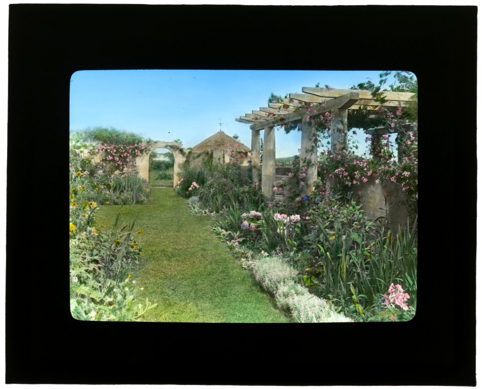 Gray Gardens, Robert Carmer Hill house, Lily Pond Lane, East Hampton, New York. View east to pergola LCCN2007685905