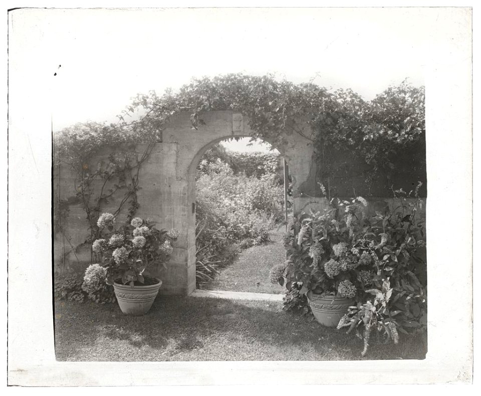 Gray Gardens, Robert Carmer Hill house, Lily Pond Lane, East Hampton, New York. Northeast gate LCCN2008680058