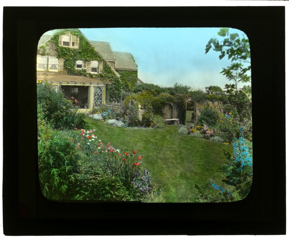 Gray Gardens, Robert Carmer Hill house, Lily Pond Lane, East Hampton, New York. Pathway to sun room LCCN2007685962