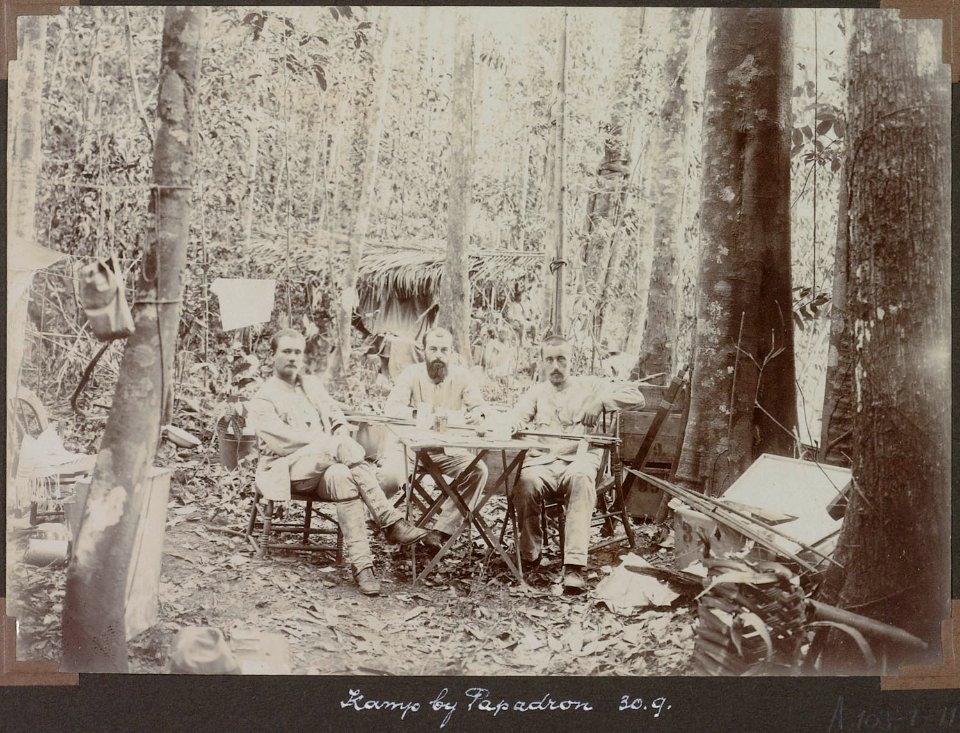 Kamp bij Papadron (30 September 1904) A. Franssen Herderschee, G.M. Versteeg en C.H. de Goeje