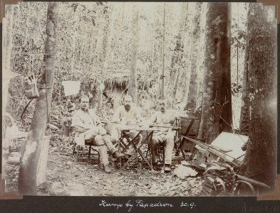 Kamp bij Papadron (30 September 1904) A. Franssen Herderschee, G.M. Versteeg en C.H. de Goeje