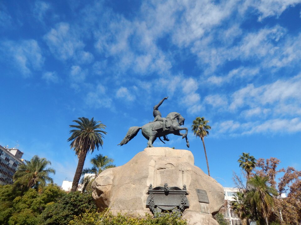 Monument bronze san martín