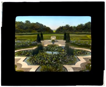 Hammersmith Farm, Hugh Dudley Auchincloss house, Harrison Avenue, Newport, Rhode Island. Lily pool in sunken garden LCCN2008676039
