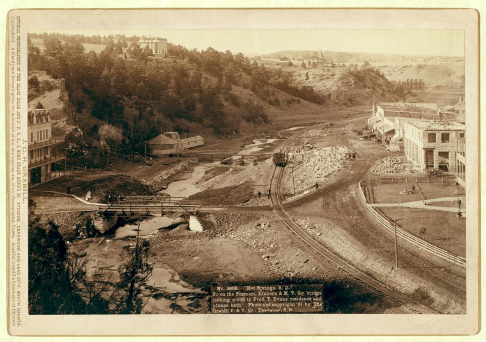 Hot Springs, S.D. From the Fremont, Elkhorn and M.V. Ry. bridge looking north to Fred T. Evans residence and plunge bath LCCN99613828