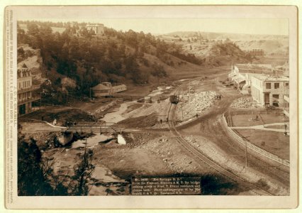 Hot Springs, S.D. From the Fremont, Elkhorn and M.V. Ry. bridge looking north to Fred T. Evans residence and plunge bath LCCN99613828