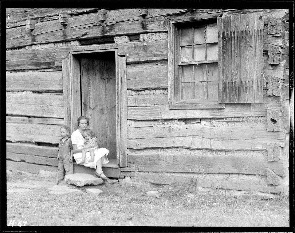 Home of Alfred Bledsoe on Clear Creek Road near Loyston, Tennessee. This cabin is about one hundred years old. - NARA - 532691