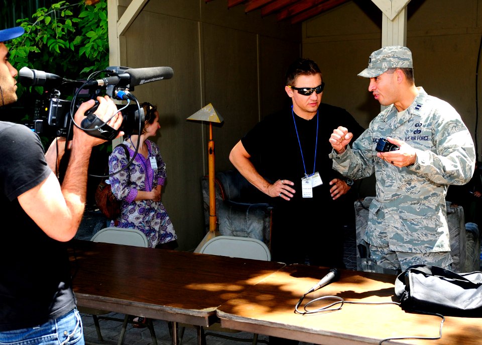 Hurt Locker Star Visits Afghanistan (4742214232)