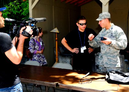 Hurt Locker Star Visits Afghanistan (4742214232)