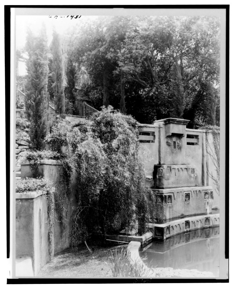 Il Paradiso, Mrs. Dudley Peter Allen house, 1188 Hillcrest Avenue, Oak Knoll, Pasadena, California. Lower garden ornamental pool LCCN2001696889
