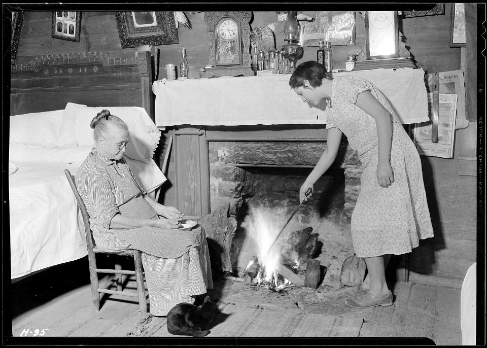 Interior of the home of Harriet Hankins at the site of the planned community near Norris Dam. Harriet Hankins is 73... - NARA - 532659