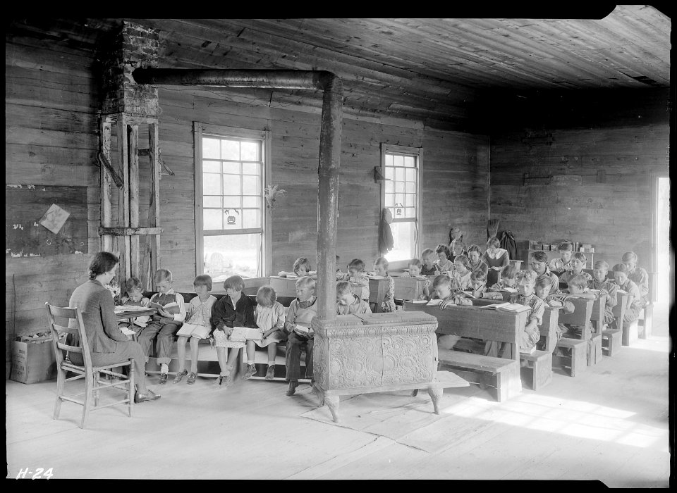 Interior view of Oakdale School near Loyston, Tennessee. From 30 to 40 pupils usually attend. - NARA - 532648