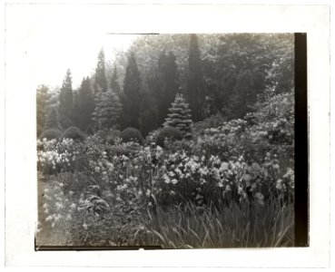 Killenworth, George Dupont Pratt house, Glen Cove, New York. Flower border LCCN2008677535