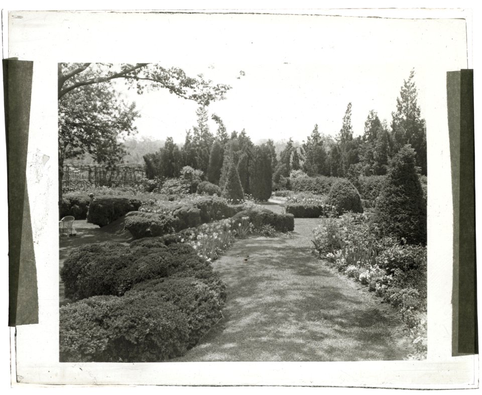 Killenworth, George Dupont Pratt house, Glen Cove, New York. Pathway to Green Garden LCCN2008680004