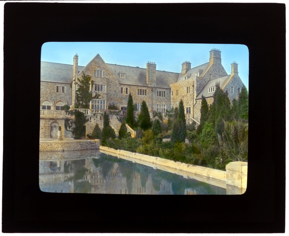 Killenworth, George Dupont Pratt house, Glen Cove, New York. View to house from swimming pool LCCN2007685953