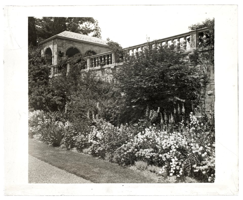 Killenworth, George Dupont Pratt house, Glen Cove, New York. View to tea pavilion LCCN2008680080