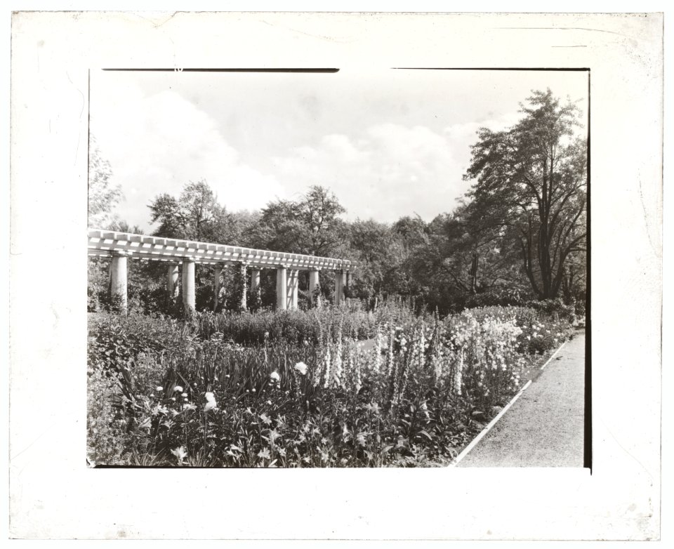 Lake Terrace, John Stoughton Newberry Jr. house, 99 Lake Shore Drive, Grosse Pointe Farms, Michigan. Pergola LCCN2008680067